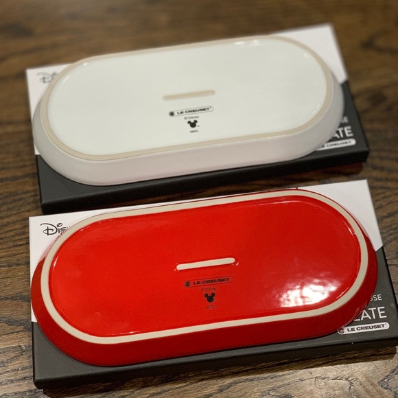 New Disney Mickey x Le Creuset Oblong Plates Set of 2 - Picture 5 of 7